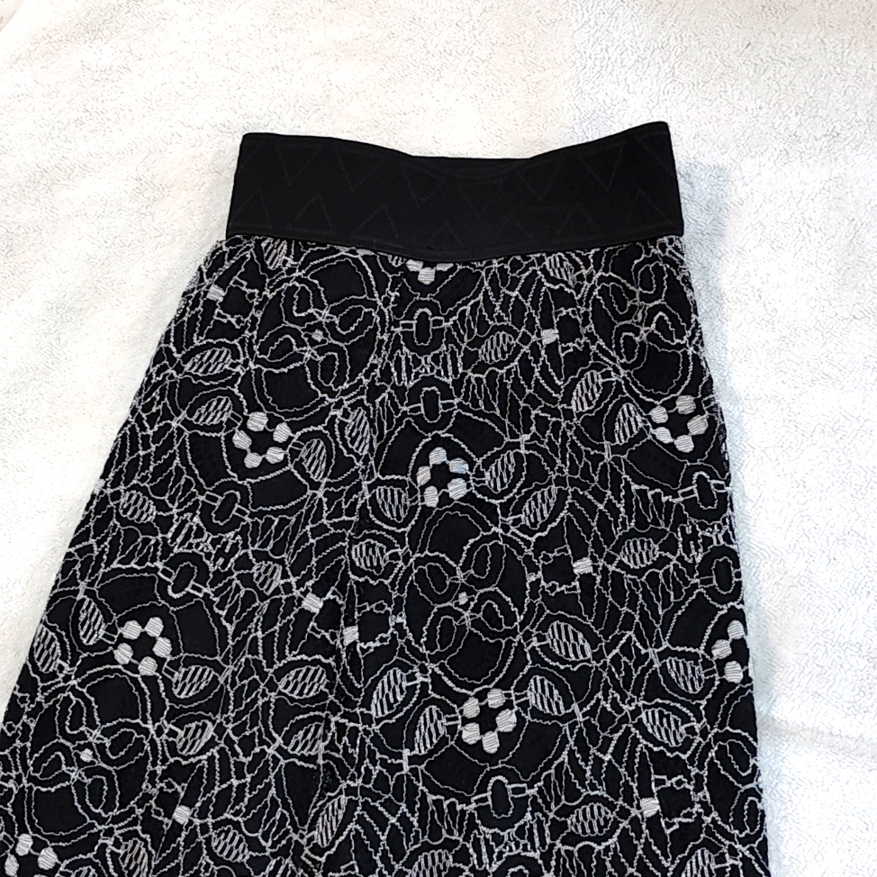 Very Pretty Black With White Lace Overlay Lularoe Lola Skirt Size Large